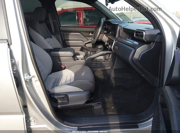 3TYLB5JN4RT012701 2024 TOYOTA TACOMA Silver Widok wnętrza z przodu