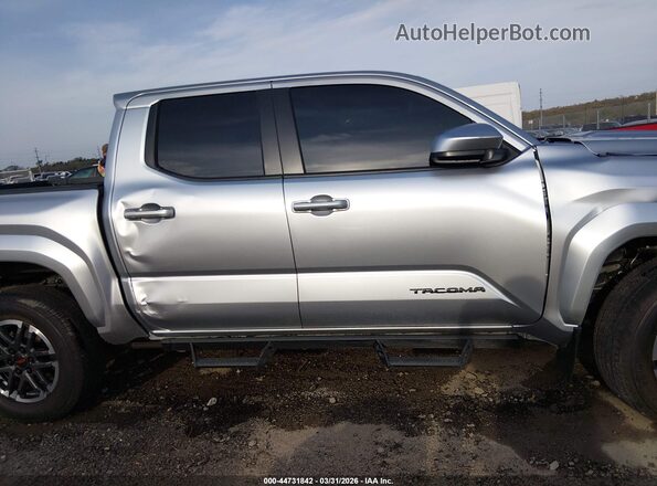 3TYLB5JN4RT012701 2024 TOYOTA TACOMA Silver Widok wnętrza 360 stopni