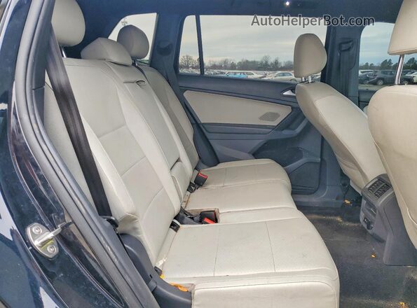 3VV2B7AX2MM113105 2021 VOLKSWAGEN TIGUAN Black Rear interior view