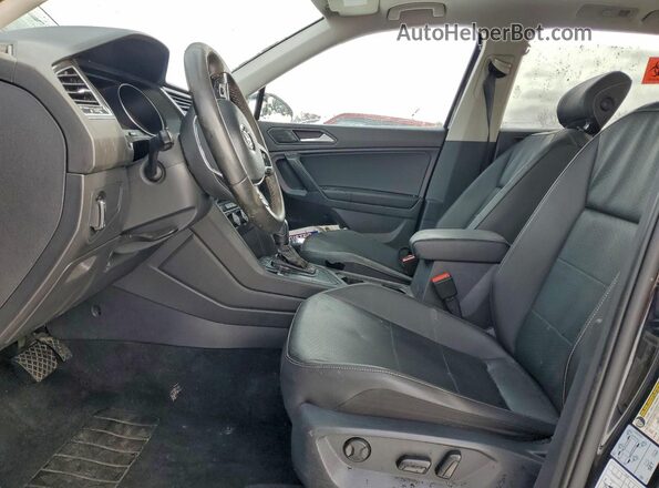 3VV3B7AX5MM105259 2021 VOLKSWAGEN TIGUAN Black Widok wnętrza z przodu