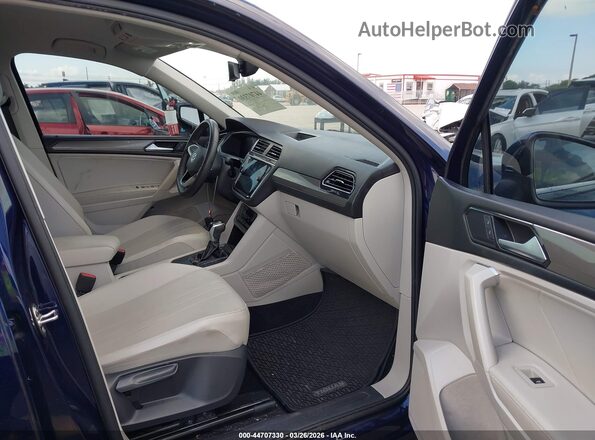 3VV3B7AX5PM056875 2023 VOLKSWAGEN TIGUAN Blue Front interior view