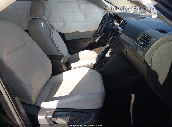 3VV3B7AX7LM101860 2020 VOLKSWAGEN TIGUAN Black წინა სალონის ხედი