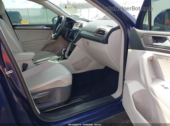3VV3B7AX9NM122115 2022 VOLKSWAGEN TIGUAN Dark Blue Front interior view
