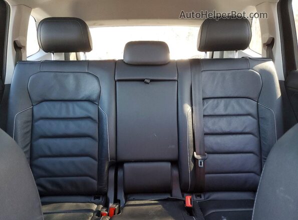 3VV4B7AX1JM067626 2018 VOLKSWAGEN TIGUAN Black Widok tylnych siedzeń