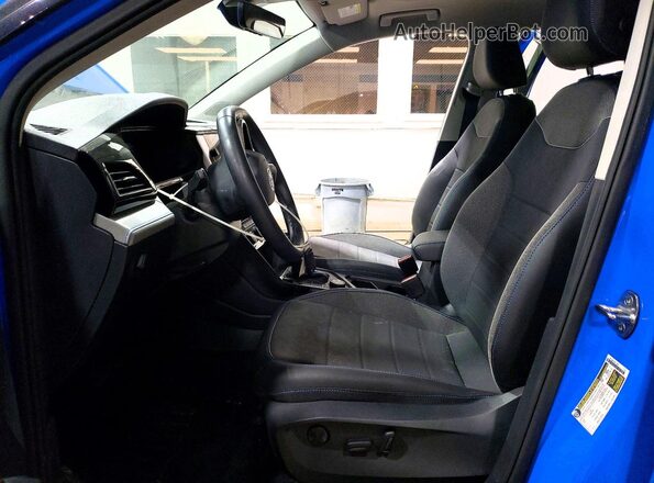 3VVLX7B29RM084072 2024 VOLKSWAGEN TAOS Blue Widok wnętrza z przodu