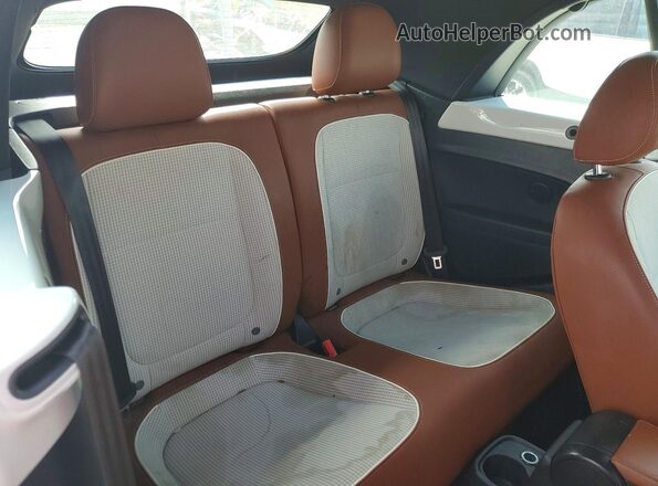 3VW517AT9HM820409 2017 VOLKSWAGEN BEETLE White Widok tylnych siedzeń