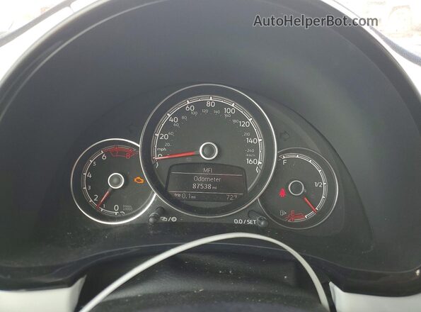 3VW517AT9HM820409 2017 VOLKSWAGEN BEETLE White Widok zestawu wskaźników