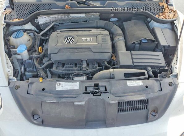 3VW517AT9HM820409 2017 VOLKSWAGEN BEETLE White Widok wnętrza z tyłu