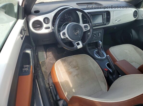 3VW517AT9HM820409 2017 VOLKSWAGEN BEETLE White Widok deski rozdzielczej