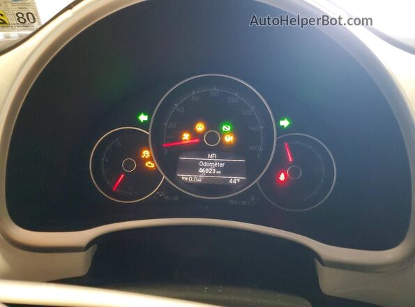 3VW5DAAT8JM512562 2018 VOLKSWAGEN BEETLE White Instrument cluster view