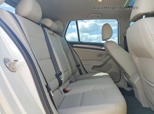 3VWW57AU8LM010540 2020 VOLKSWAGEN GOLF White Widok tylnych siedzeń