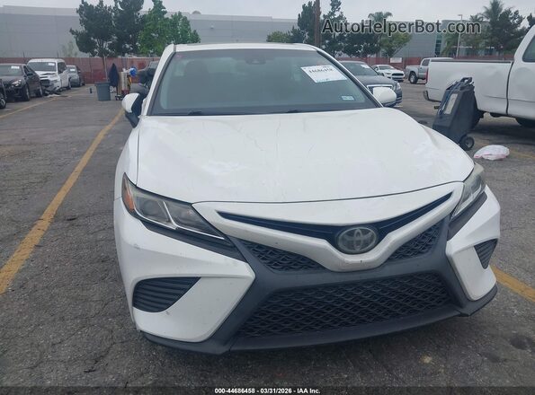 4T1B11HK5JU623766 2018 TOYOTA CAMRY White Widok z przodu