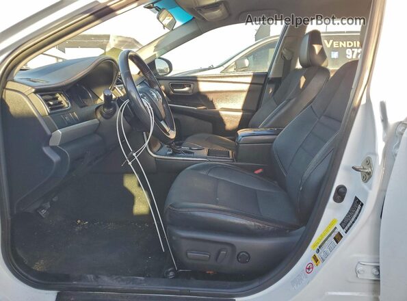 4T1BF1FK9HU282905 2017 TOYOTA CAMRY White Widok wnętrza z przodu