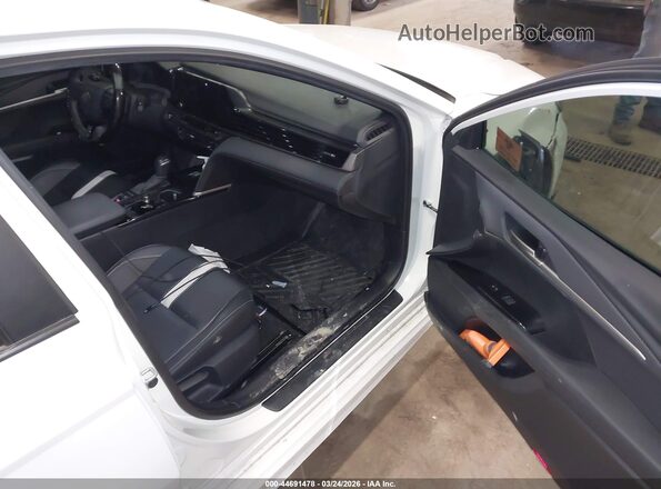 4T1DAACKXSU018532 2025 TOYOTA CAMRY White Widok wnętrza z przodu