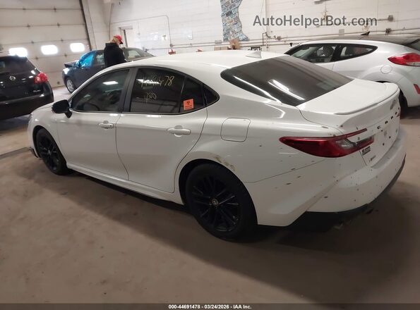 4T1DAACKXSU018532 2025 TOYOTA CAMRY White Widok wnętrza z tyłu