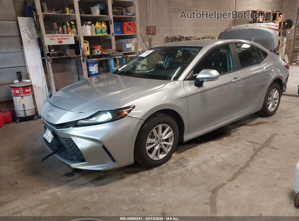 4T1DBADK8SU002907 2025 TOYOTA LE Silver წინა მარცხენა ხედი სამი მეოთხედიდან