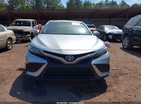 4T1G11AK8MU412355 2021 TOYOTA CAMRY Silver Widok wnętrza z tyłu