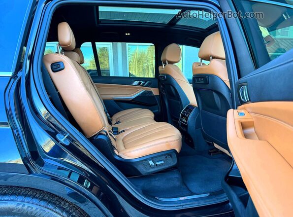 5UXCW2C06M9E81989 2021 BMW X7 Black Widok wnętrza z przodu