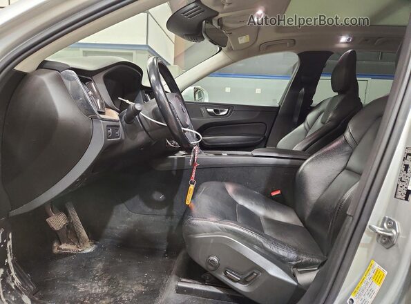 YV4A22RK9M1699012 2021 VOLVO XC60 Silver Առջևի վահանակի տեսք
