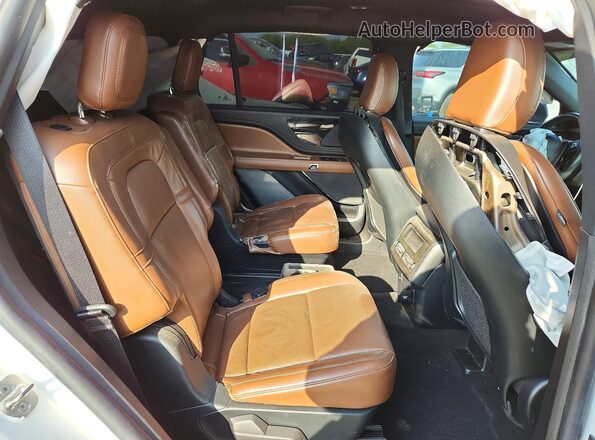5LM5J7XC5NGL01432 2022 LINCOLN AVIATOR White Rear interior view