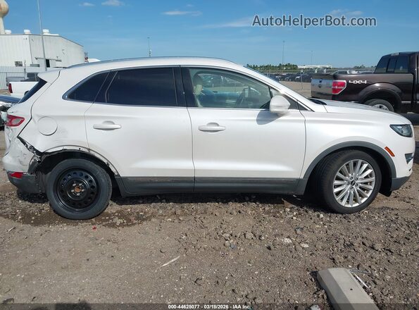 5LMCJ1C98KUL39779 2019 LINCOLN MKC White 360 interior view