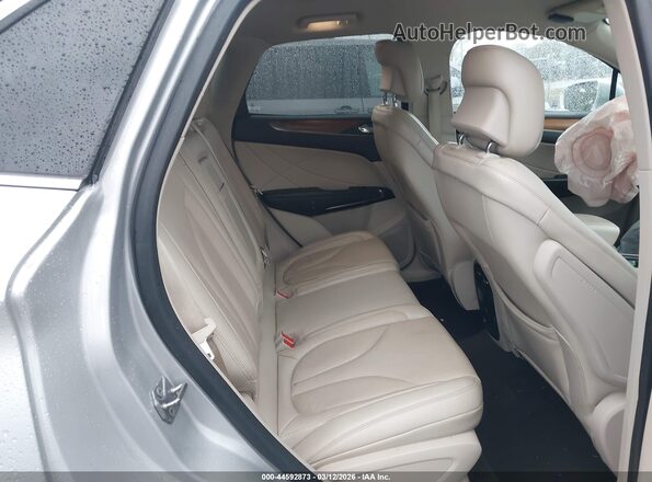 5LMCJ2C95KUL08186 2019 LINCOLN MKC Silver Widok naklejki z numerem VIN