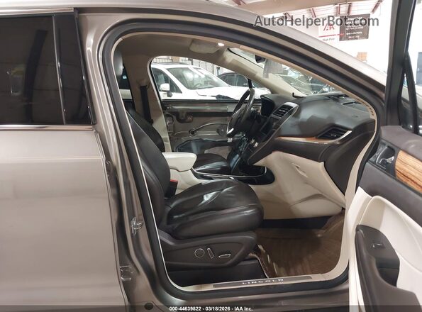 5LMCJ2C97GUJ26920 2016 LINCOLN MKC Gold Вид салону спереду