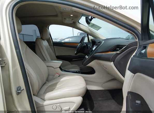 5LMCJ2C9XJUL04438 2018 LINCOLN MKC Tan Front interior view