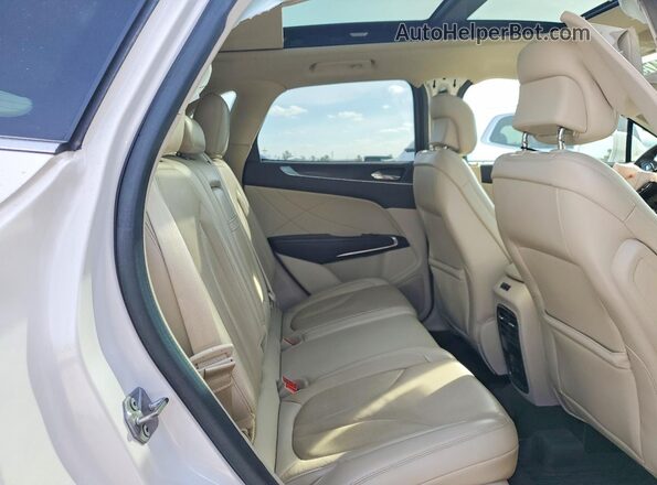 5LMCJ3C97KUL25903 2019 LINCOLN MKC White უკანა სალონის ხედი
