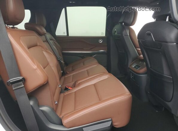 5LMJJ2LG0SEL03459 2025 LINCOLN NAVIGATOR White Вид задньої частини салону