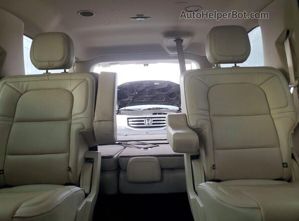 5LMJJ3HT8JEL05440 2018 LINCOLN NAVIGATOR White Rear seats view