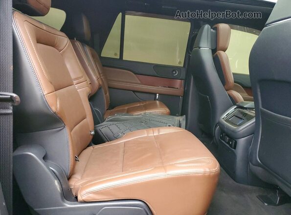 5LMJJ3LG4PEL02778 2023 LINCOLN NAVIGATOR Black Widok wnętrza z tyłu