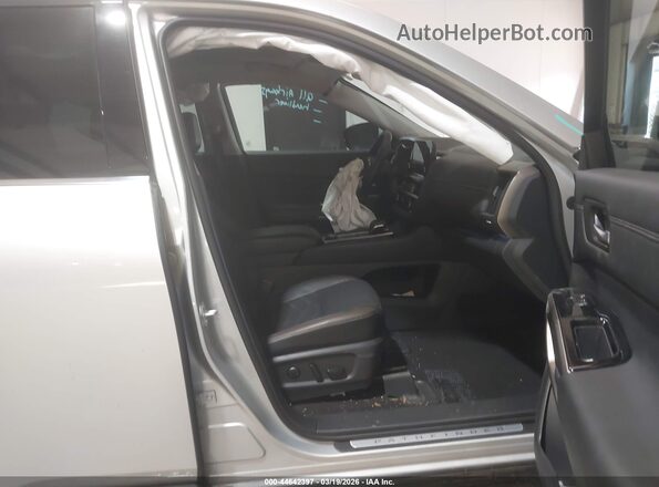 5N1DR3DK5SC254465 2025 NISSAN PATHFINDER Silver Front interior view