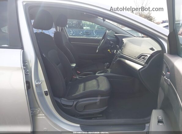 5NPD74LF8JH395697 2018 HYUNDAI ELANTRA Серебряный Вид салона спереди