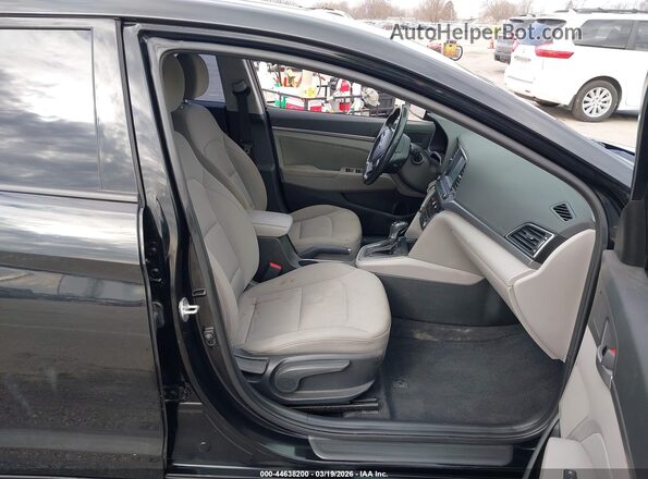 5NPD84LF3JH337123 2018 HYUNDAI ELANTRA Черный Вид салона спереди