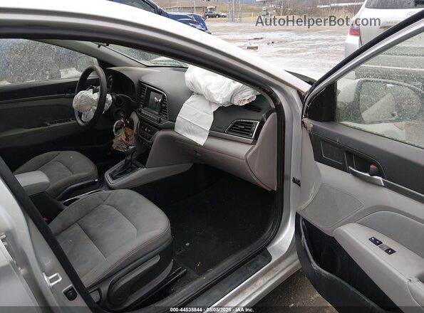 5NPD84LF5JH245320 2018 HYUNDAI ELANTRA Серебряный Вид салона спереди