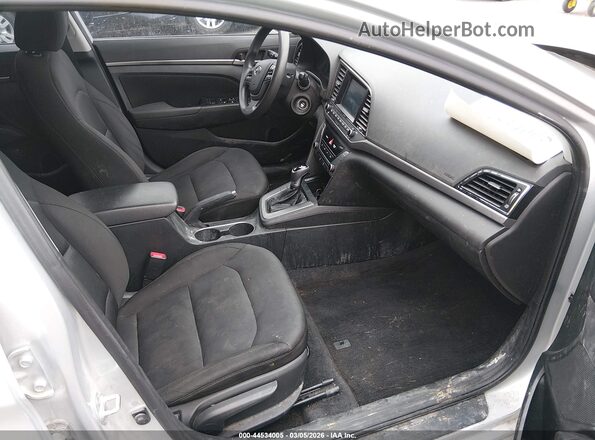5NPD84LF6JH260313 2018 HYUNDAI ELANTRA Серебряный Вид салона спереди