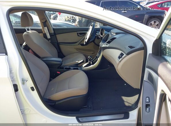 5NPDH4AE3GH735712 2016 HYUNDAI ELANTRA Белый Вид салона спереди