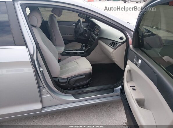 5NPE24AF2HH580313 2017 HYUNDAI SONATA Silver Vista interior delantera