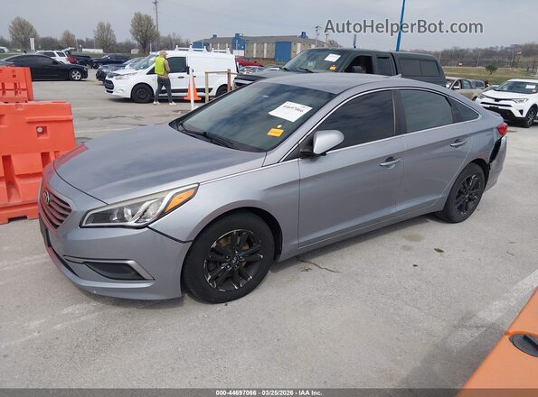 5NPE24AF2HH580313 2017 HYUNDAI SONATA Silver Vista tres cuartos delantera izquierda