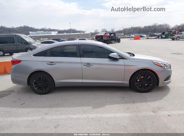 5NPE24AF2HH580313 2017 HYUNDAI SONATA Silver Vista interior trasera