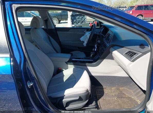 5NPE24AF4HH504723 2017 HYUNDAI SONATA Blue Widok wnętrza z przodu