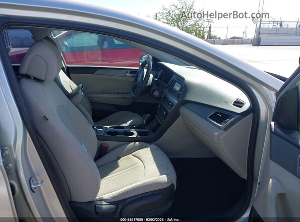 5NPE24AF8HH480524 2017 HYUNDAI SONATA Silver Widok wnętrza z przodu