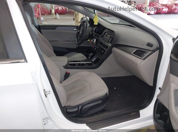 5NPE24AFXHH567504 2017 HYUNDAI SONATA White Widok wnętrza z przodu