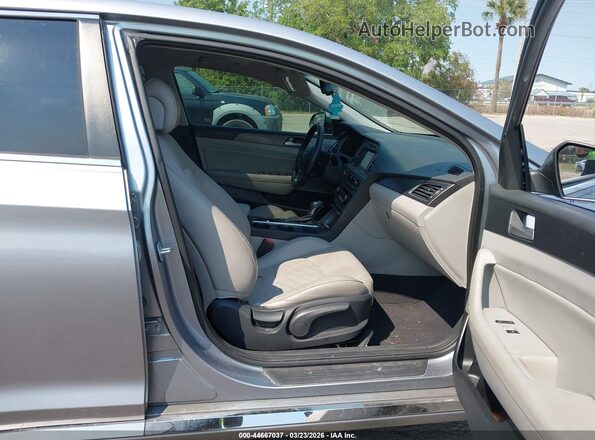 5NPE34AF6HH459197 2017 HYUNDAI SONATA Серебряный Вид салона спереди