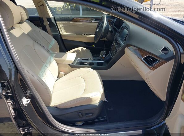 5NPE34AF8HH506777 2017 HYUNDAI SONATA Черный Вид салона спереди