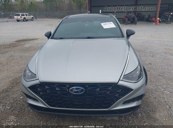 5NPEJ4J22MH065452 2021 HYUNDAI SONATA Gray Widok wnętrza z tyłu