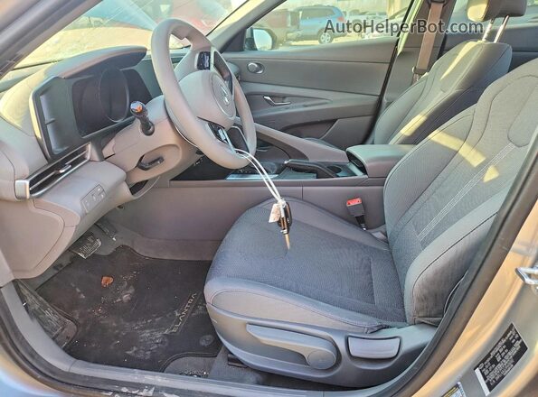5NPLL4AG7PH110192 2023 HYUNDAI ELANTRA Серебряный Вид салона спереди