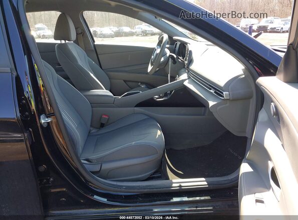 5NPLM4AG3NH056741 2022 HYUNDAI ELANTRA White Вид салону спереду