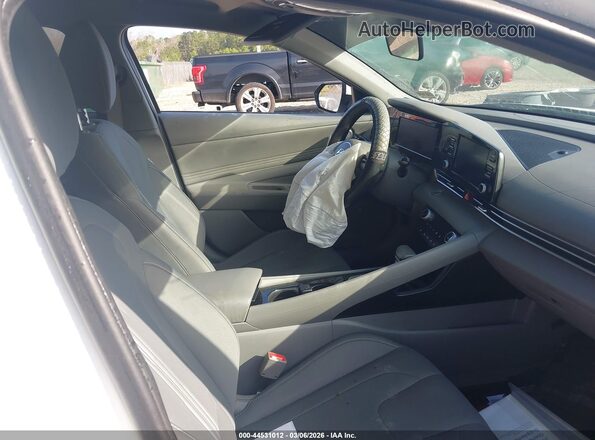 5NPLS4AG5NH084823 2022 HYUNDAI ELANTRA White Widok wnętrza z przodu